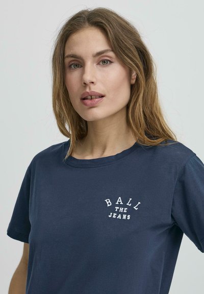 Námorně modré bavlněné tričko s kulatým výstřihem a krátkými rukávy, na hrudi s bílým nápisem "BALL THE JEANS".