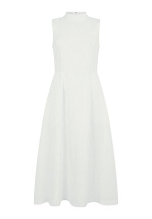 Mouwloze witte midi-jurk met hoge hals, aangesloten taille, subtiele textuurstof en verborgen ritssluiting aan de achterkant.