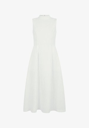 Mouwloze witte midi-jurk met hoge hals, aangesloten taille, subtiele textuurstof en verborgen ritssluiting aan de achterkant.