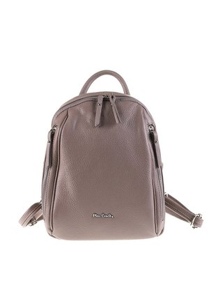 Zaino compatto in pelle malva con zip frontali e laterali, manico superiore, spallacci regolabili e targhetta con logo in metallo sulla parte anteriore.