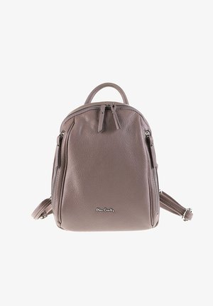 Compact rugzak van mauve leer met ritsen aan de voorkant en zijkanten, een bovenhandgreep, verstelbare banden en een metalen logo op de voorkant.