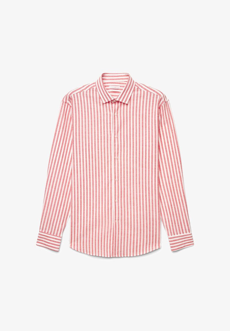 Camicia da uomo a maniche lunghe con bottoni, a righe verticali rosse e bianche e colletto appuntito, distesa su uno sfondo bianco.