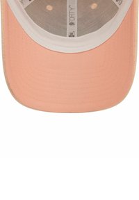 Gorra ajustable de suave tela rosa con visera blanca. Presenta una parte superior texturizada y un forro de malla interior, etiquetada como "9FORTY."