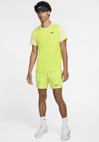 Nike Performance Pantalón corto de deporte - cyber cyber black