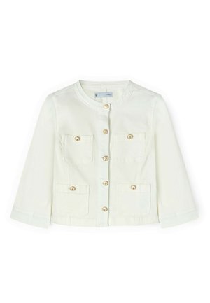 Chaqueta blanca de manga larga con escote redondo, cierre frontal con botones y cuatro bolsillos delanteros, cada uno asegurado con un botón.