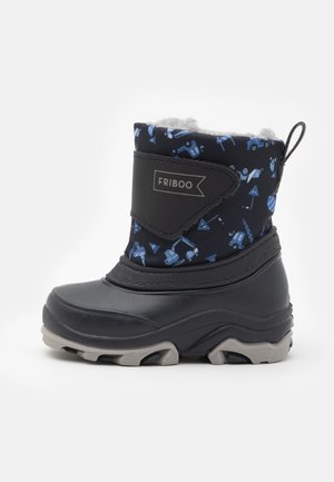 Botte d'hiver pour enfants noire et bleue avec imprimé véhicule de chantier, semelle épaisse en caoutchouc et doublure en fourrure à l'intérieur.