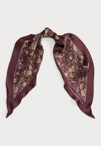 Burgundi selyem sál virágmintával, amely rózsasz�ín és lila virágokat tartalmaz, háromszögletű forma, és kontrasztos szegéllyel.