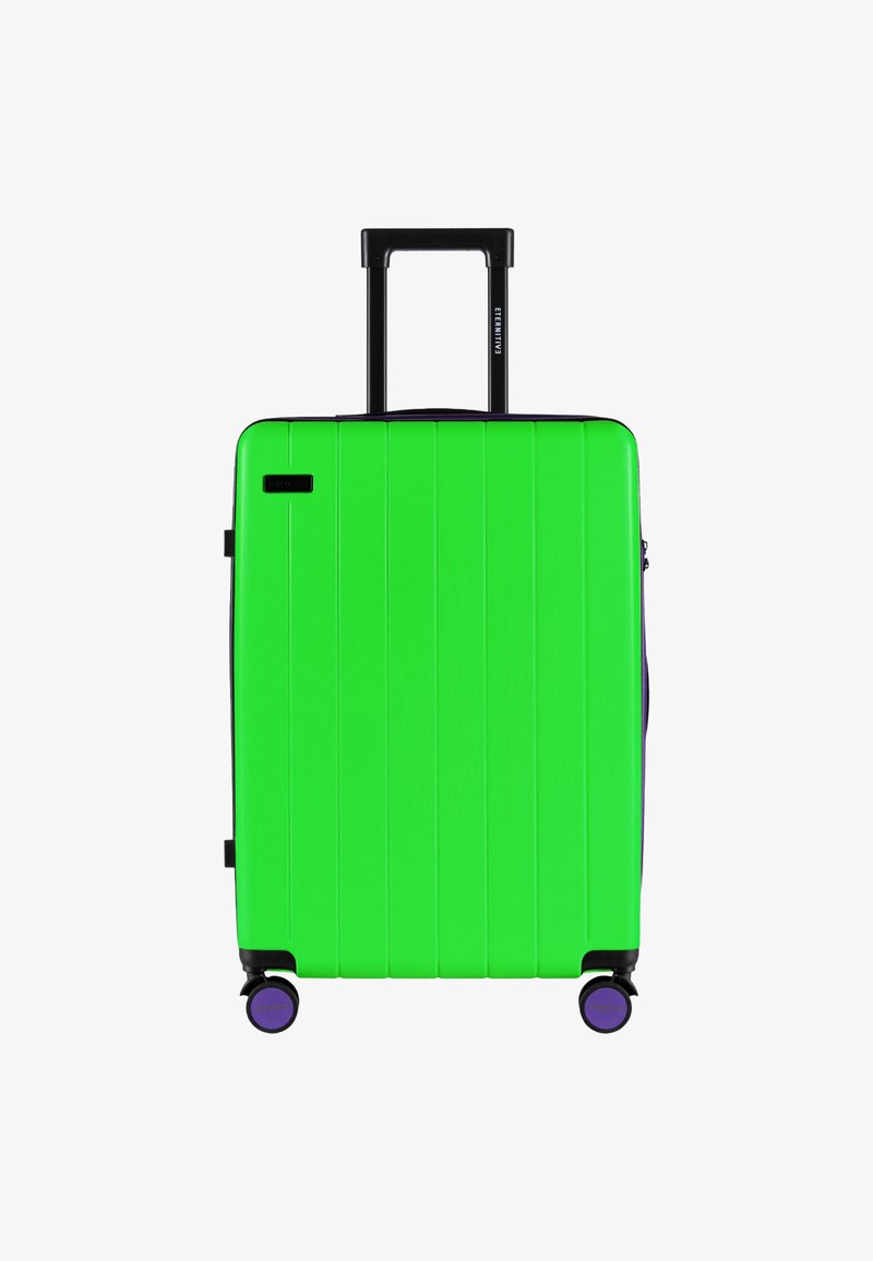 Twarda walizka w jaskrawym zielonym kolorze z żebrowaną teksturą, czarnym teleskopowym uchwytem i fioletowymi kółkami. Posiada dodatkowy uchwyt boczny oraz zamek błyskawiczny.