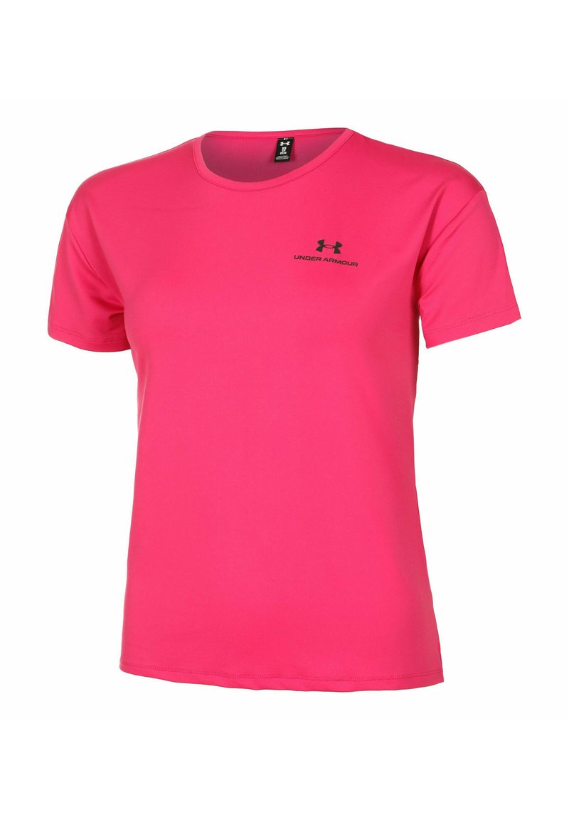 Camiseta deportiva de color rosa brillante, fabricada con un tejido suave y liviano. Presenta un cuello redondo y un pequeño logo negro en el pecho.