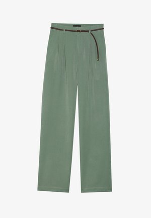 Pantaloni ampi di colore verde chiaro con pieghe frontali e una cintura intrecciata marrone. Realizzati in tessuto liscio con una vestibilità sartoriale e orlo pulito.