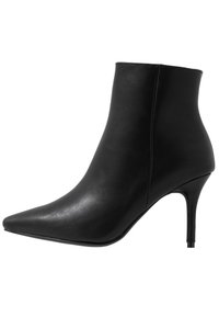 Schwarze Leder-Stiefelette mit spitzer Zehe und schmalem Stiletto-Absatz, Seitenansicht auf weißem Hintergrund.
