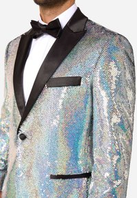 Lesklá smokinová bunda v metalickej striebornej farbe s dúhovým leskom, čiernym saténovým šálovým golierom a jednou vreckom. Hladká textúra s trblietavým povrchom.