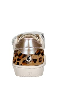 Sneaker met een textuur in beige, accenten van luipaardprintbont, glanzend gouden hardware aan de achterkant en een gewatteerde kraag voor comfort.