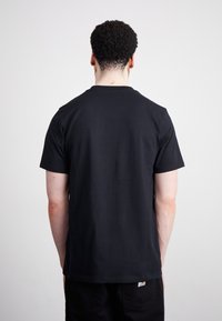 Czarny T-shirt z krótkim rękawem wykonany z bawełny, z okrągłym dekoltem i gładką teksturą, z jednolitą plecą i bez widocznych logo czy wzorów.