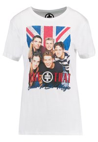 Weißes T-Shirt mit kurzen Ärmeln, das einen Grafikdruck von sechs Personen vor einem Union Jack-Hintergrund zeigt, mit dem Text "Take That Could It Be Magic."