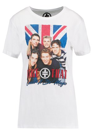 Valge lühikeste varrukatega T-särk, millel on graafiline print kuuest inimesest ja Union Jack'i taust, koos tekstiga "Take That Could It Be Magic."