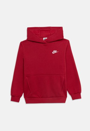Czerwona bluza z kapturem Nike z przednią kieszenią kangurzą, prążkowanymi mankietami i dołem oraz białym logo Nike na lewej stronie klatki piersiowej.