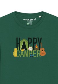 Groene katoen T-shirt met de tekst "HAPPY CAMPER" en campinggraphics: tent, gitaar, lantaarn, kompas en camera in levendige kleuren.