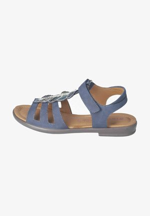 Marineblå sandal med flere vandret remme, prydet med en sølvdetalje, en polstret sål og en lav, fleksibel hæl.