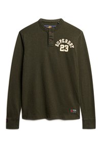 Mørkegrøn langærmet skjorte med henleykrave, tre knapper og struktureret stof. Har "SUPERDRY 23" logo i cremefarve på brystet.