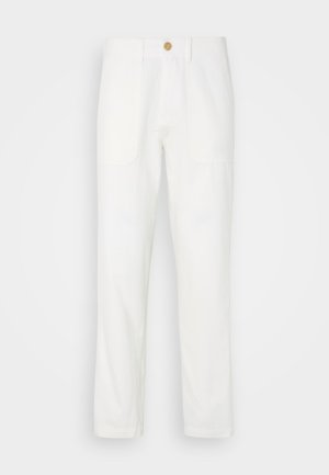 Weiße Stoffhosen mit geradem Schnitt, ausgestattet mit zwei vorderen Taschen und einem Knopfverschluss. Glatte Textur und sauberes Design.