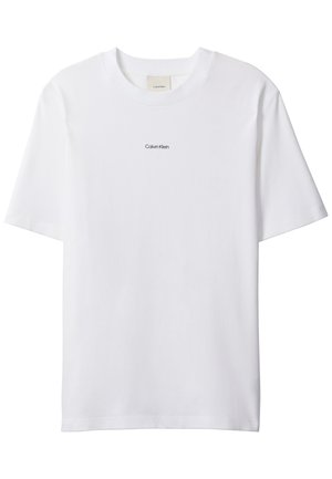 Biała bawełniana koszulka z okrągłym dekoltem i krótkimi rękawami. Na piersi, na środku, znajduje się małe czarne logo "Calvin Klein".