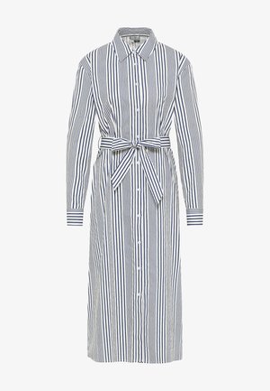 Stribet skjortekjole i hvid og navy, med krave, lange ærmer, bælte i taljen og knaplukning fra hals til kant.