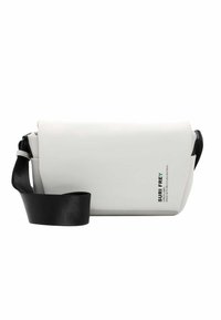 Bolso cruzado blanco hecho de material reciclado. Presenta una correa negra ajustable y detalles del logo en verde. Textura suave, forma rectangular.