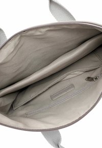 Beige Tragetasche mit Stofffutter, einer Reißverschlusstasche, einer offenen Einschubtasche und zwei grauen gewebten Griffen.