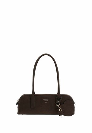 Borsa rettangolare marrone scuro con due manici lunghi, una piccola pochette a forma di cuore e un logo triangolare Guess sulla parte anteriore.