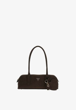 Borsa rettangolare marrone scuro con due manici lunghi, una piccola pochette a forma di cuore e un logo triangolare Guess sulla parte anteriore.