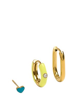 Złote kolczyki koła, z których jeden ozdobiony jest żółtą emalią i małym przezroczystym kamieniem, obok małego złotego kolczyka z niebieskim sercowatym wierzchołkiem.