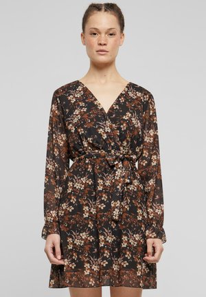 Rochie lungă cu mâneci din chiffon negru, cu un model floral în nuanțe de maro și alb, dotată cu un decolteu în v și talie accentuată de o curea.