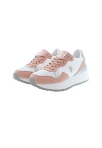 Un paio di sneakers da corsa rosa e bianche con tessuto in rete, dettagli in suede, suole spesse e chiusura con lacci su sfondo bianco.