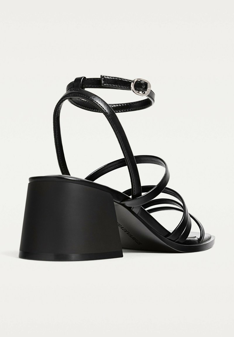 Stradivarius STRAPPY BLOCK HEEL Sandali black/nero Zalando