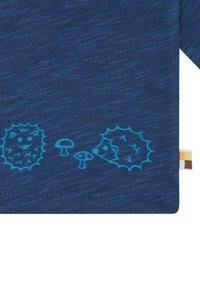 Dunkelblaues T-Shirt mit einem hellblauen grafischen Design, das Igel und Pilze am unteren Rand zeigt. Weicher, strukturierter Stoff.