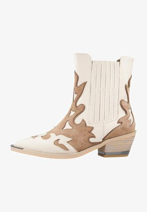 Botas de cowboy blancas con diseños de corte en gamuza marrón, punta afilada, tacón apilado y panel ribeteado vertical a los lados.