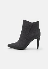 Schwarze Knöchelstiefel mit spitzem Zeh, aus strukturiertem Stoff gefertigt, mit einem schlanken Absatz und einer eleganten Silhouette sowie einem Reißverschluss.