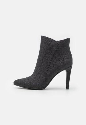 Czarne botki sięgające kostki z wydłużonym noskiem, wykonane z teksturowanej tkaniny, z wąskim obcasem i elegancką sylwetką, z zapięciem na zamek.