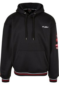 Schwarzer FUBU-Hoodie mit einer Fronttasche, Kapuze mit Kordelzug, strukturiertem Stoff und gerippten Bündchen und Saum mit roten, weißen und schwarzen Streifen.