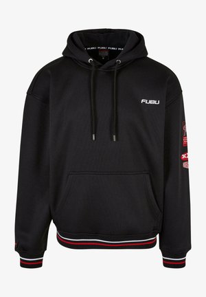 Črna FUBU kapuca z sprednjim žepom, kapuco s vezalkami, teksturirano tkanino in rebrastimi manšeti ter robom z rdečimi, belimi in črnimi črti.