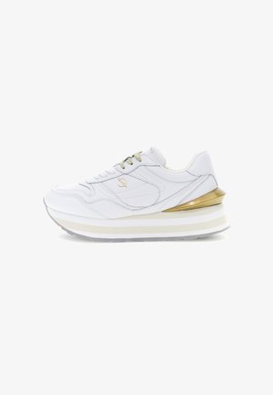 Zapatilla blanca con un acento dorado, que presenta una suela en capas y un empeine de cuero texturizado. Diseño con cordones con cordones de color claro.