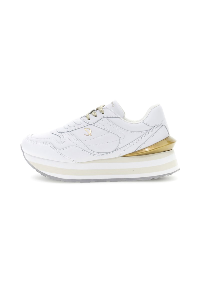 Sneaker bianca con un accento dorato, caratterizzata da una suola stratificata e una tomaia in pelle testurizzata. Design con lacci e lacci di colore chiaro.