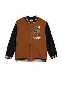 Brun og sort varsity-inspireret jakke med trykknapper, ribstrik i kraven og manchetterne samt grafisk tekst på forsiden.