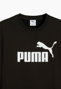 Maglietta nera a girocollo con logo Puma bianco che presenta un puma in salto e il testo in grassetto "PUMA" sul petto.