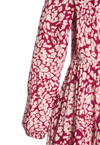 Langärmliges Kleid mit gerafftem Taillenbund in rot und einem abstrakten Blumenmuster in hellrosa.