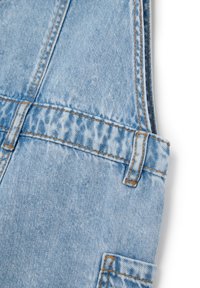 Lichtblauwe denim tuinbroek met vervaagde structuur, oranje stiksels, verstelbare bandjes en een voorzak.