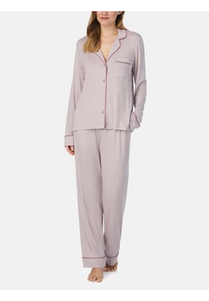 Ensemble de pyjama violet clair comprenant un haut à boutons à manches longues avec une poche, un passepoil rose contrastant, et un pantalon ample avec une coupe droite.