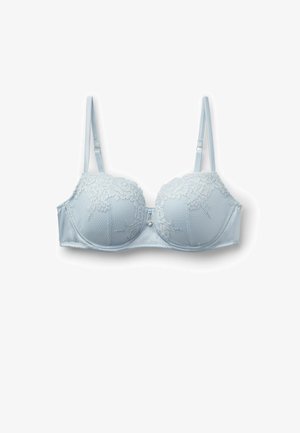 Světle modrá podprsenka s vycpávkami, krajkovým potahem košíčků a nastavitelnými ramínky, zobrazena na bílém pozadí.