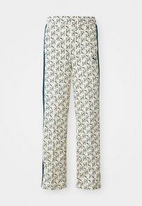Pantalone s uzorkom u krem boji s tamnoplavim ponavljajućim dizajnom loga. Imaju pojas s vezicom i bočne trakaste akcentne detalje. Mekana tekstura tkanine.